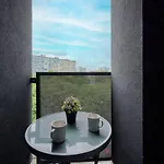 Daire Modern With Balcony For 4 Guests In By Renters Wroclaw