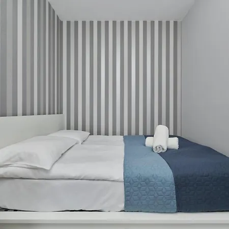 Modern With Balcony For 4 Guests In By Renters * Breslavia