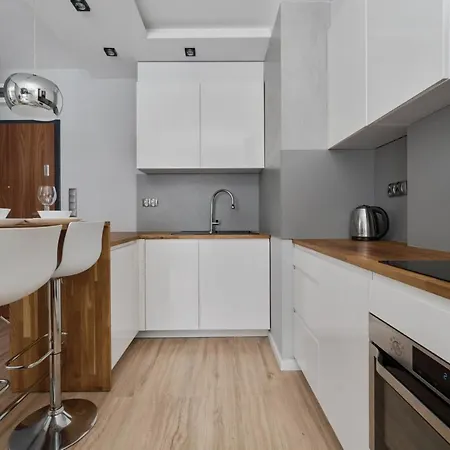 דירה Modern With Balcony For 4 Guests In By Renters