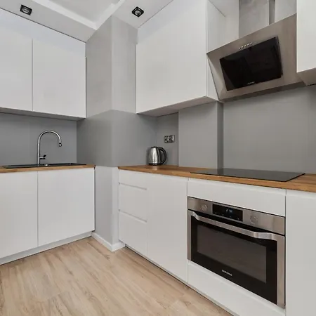 Daire Modern With Balcony For 4 Guests In By Renters Wroclaw