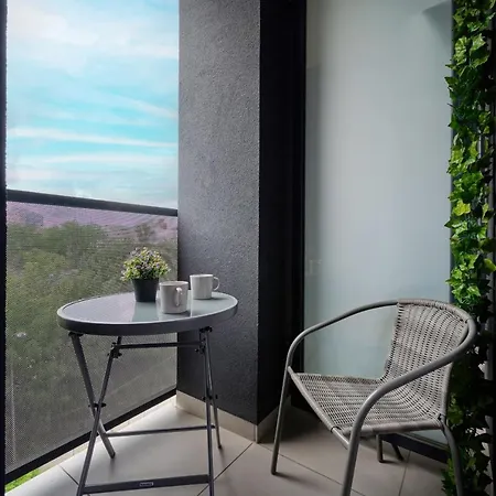 Modern With Balcony For 4 Guests In By Renters דירה ורוצלב