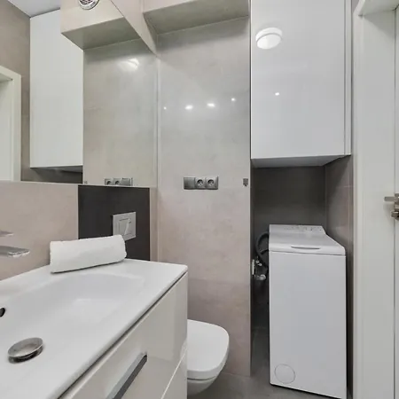 Modern With Balcony For 4 Guests In By Renters ורוצלב