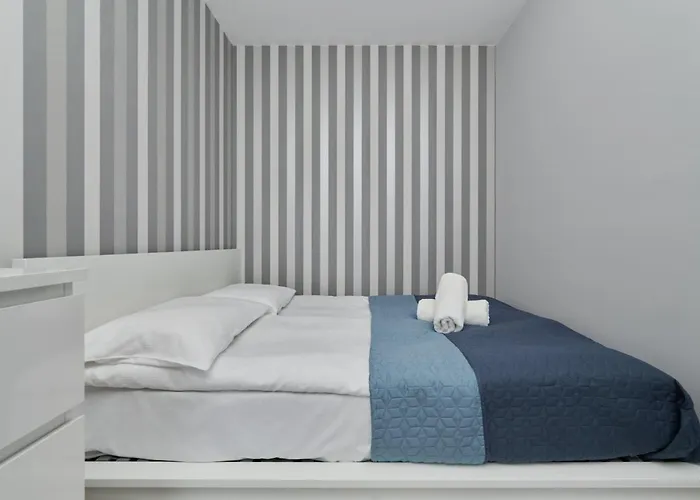 Modern With Balcony For 4 Guests In By Renters * Breslavia