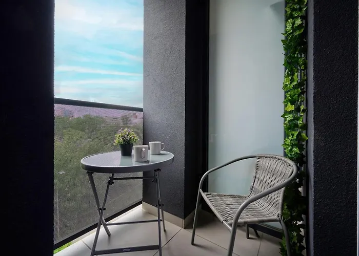 Modern With Balcony For 4 Guests In By Renters Apartamento Breslavia